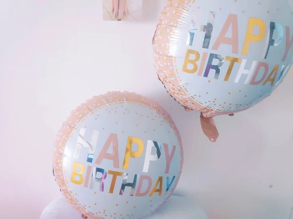 Mooie Gelukkige Verjaardag Ballonnen Witte Achtergrond — Stockfoto