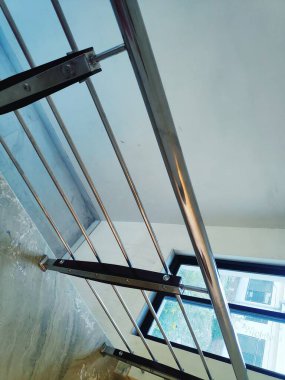 Modern bir otelde krom korkuluk. Evdeki korkuluk ve merdivenlerin modern tasarımı..