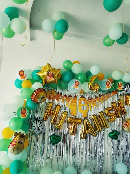 Födelsedag Dekorationer Leksaker Ballonger Krans Vit Vägg Bakgrund — Stockfoto