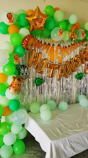 Födelsedag Dekorationer Leksaker Ballonger Krans Vit Vägg Bakgrund — Stockfoto