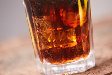 Viski kola ve buz ile 
