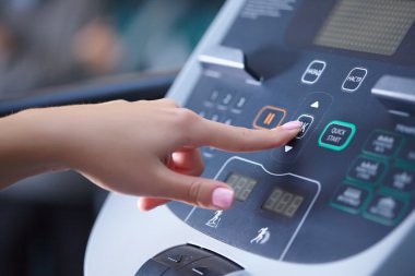 Kız koşu bandı presler düğmesini
