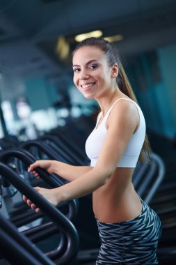 Güzel kız spor salonunda eğitim