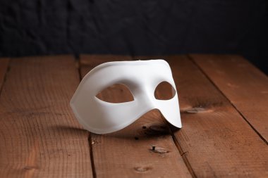 Beyaz Venedik Maske masaya