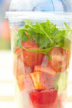 Taze lezzetli paket servisi olan restoran salata