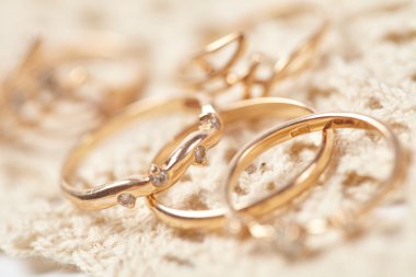 birkaç altın yüzük