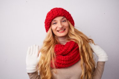 kadın kırmızı şapka ve atkı