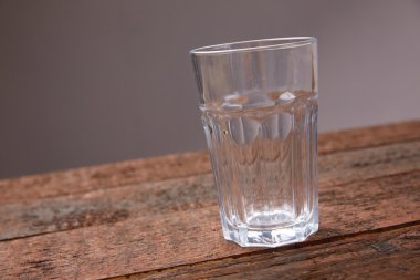 ahşap masa üzerinde boş bardak