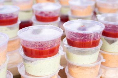Açık büfe için plastik kaplarda soslar