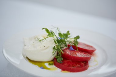 meze domates ve peynir ile