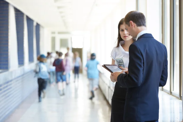 Zakenvrouw met geld en zakenman met tablet — Stockfoto