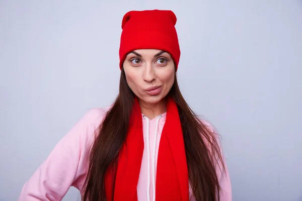 Menina bonita em chapéu vermelho e cachecol — Fotografia de Stock