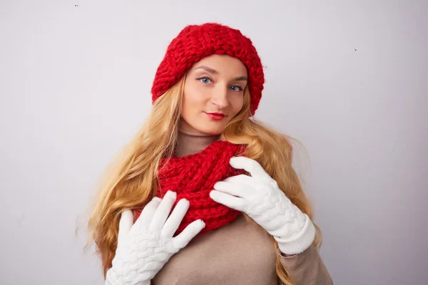 Kadın kırmızı şapka ve atkı — Stok fotoğraf
