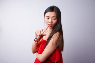 İçki içme Çinli kadın gazlı 