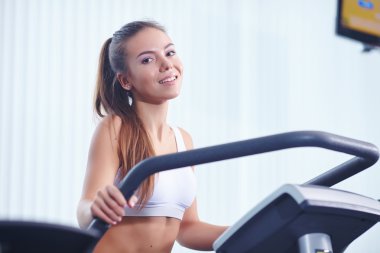 Güzel kız spor salonunda eğitim