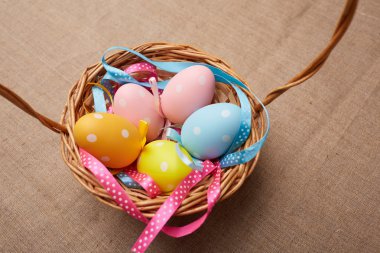 Sepetteki Paskalya yumurtaları