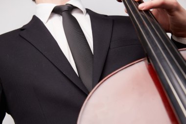 Genç adam oyun çello