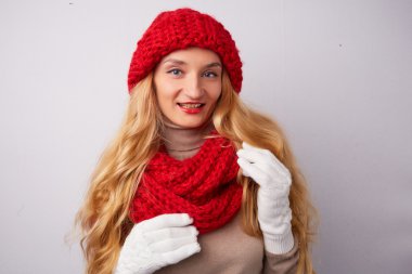 kadın kırmızı şapka ve atkı