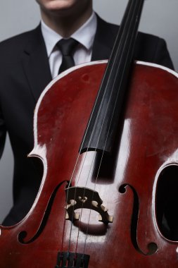 Genç adam oyun çello
