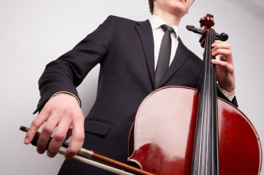 Genç adam oyun çello