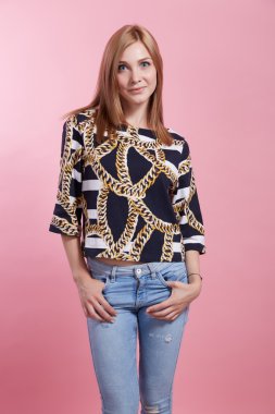 Güzel genç kız gülümsüyor.