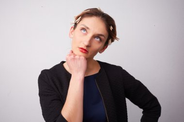 genç kadın clothespins ile 