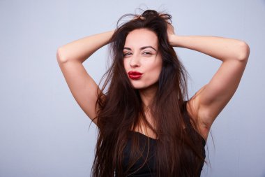 Başını tutan seksi kadın 