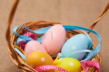 Sepetteki Paskalya yumurtaları
