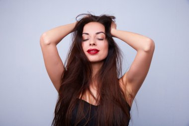 Başını tutan seksi kadın 