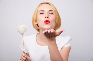 Kalp güzel genç sarışın kadınla