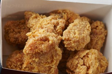 kızarmış tavuk budu derin