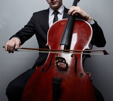 Çello çalan adam