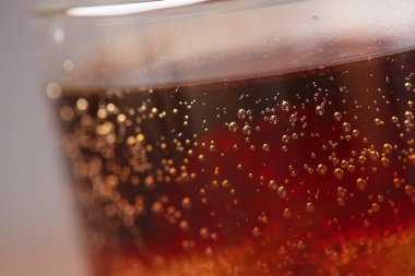 Viski kola ve buz ile 