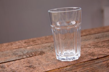 ahşap masa üzerinde boş bardak