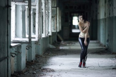 Bir korse poz piercing kızla