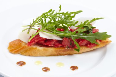 Beyaz tabakta lezzetli bruschetta