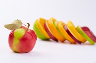 Kesilmiş meyve ve elma