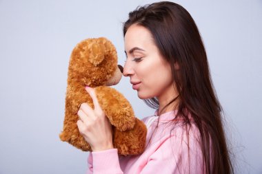 Oyuncak ayı ile güzel esmer