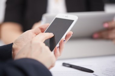 Kadının elinde cep telefonu 