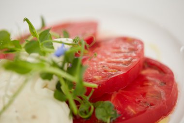 meze domates ve peynir ile