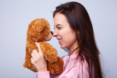 Oyuncak ayı ile güzel esmer