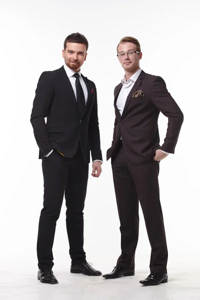Dos jóvenes hombres de negocios elegantes — Foto de Stock