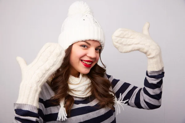 Menina de chapéu branco e cachecol — Fotografia de Stock