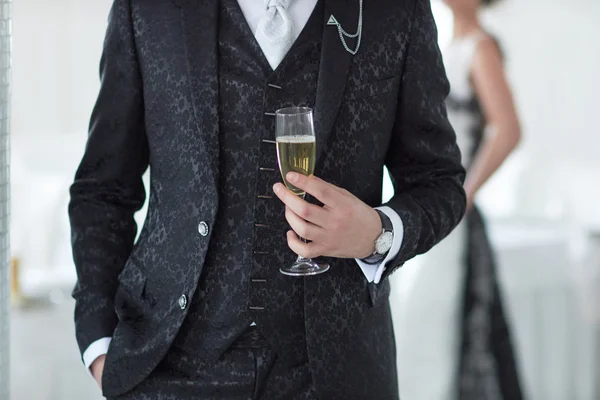 Jeune homme avec une coupe de champagne — Photo