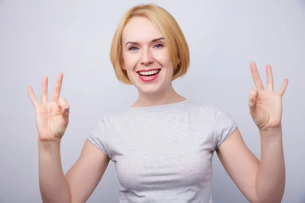 Schöne Frau zeigt alles okay — Stockfoto