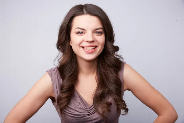 Hermosa joven sonriendo — Foto de Stock