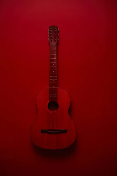 Guitarra clássica em vermelho — Fotografia de Stock