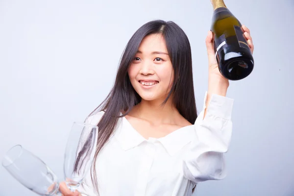 Femme chinoise avec champagne et verres — Photo