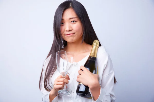 Femme chinoise avec champagne et verres — Photo