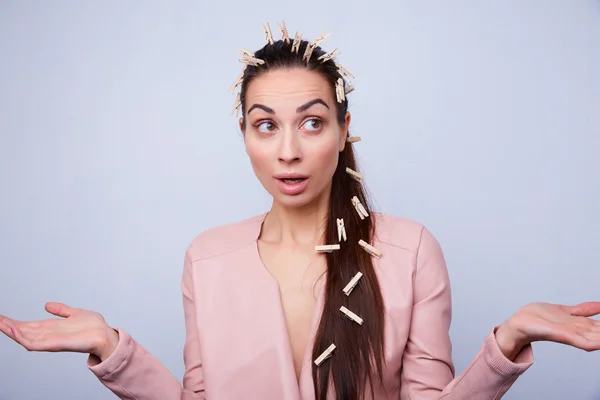 Clothespins 머리에 갈색 머리 여자 — 스톡 사진